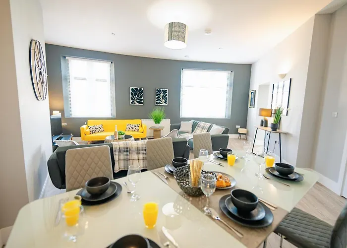 Spacious & Modern 3-Bed & High Ceiling