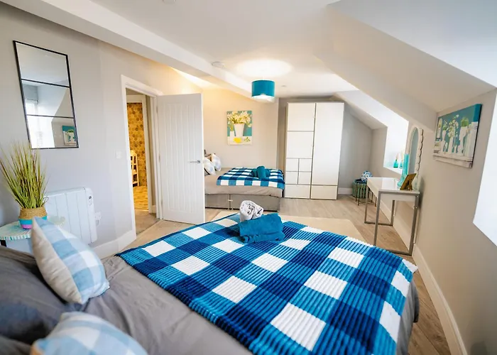 Spacious & Modern 3-Bed & High Ceiling