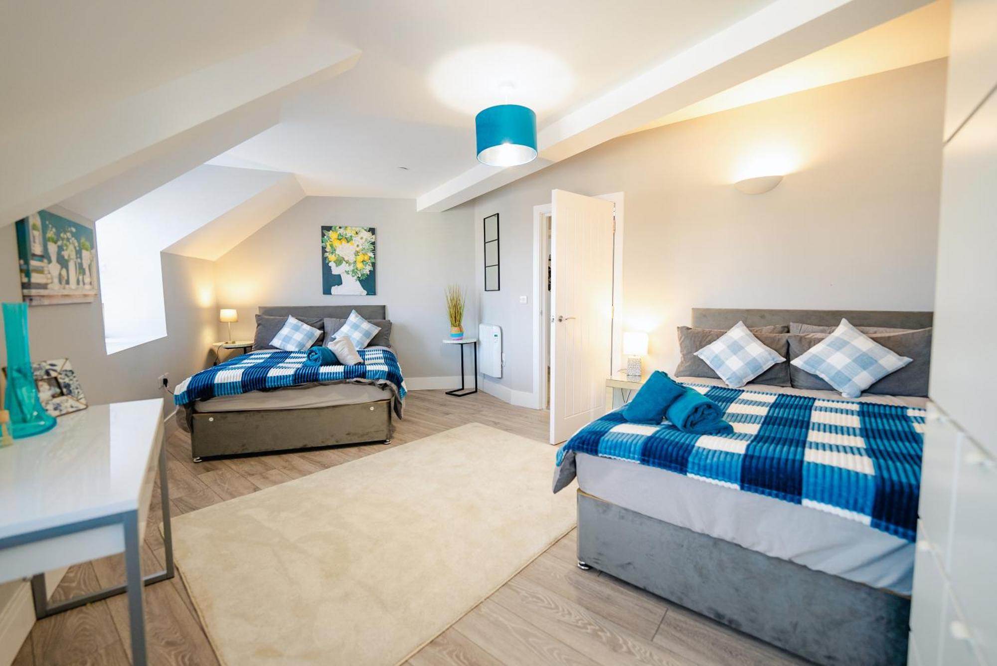 Spacious & Modern 3-bed & High Ceiling