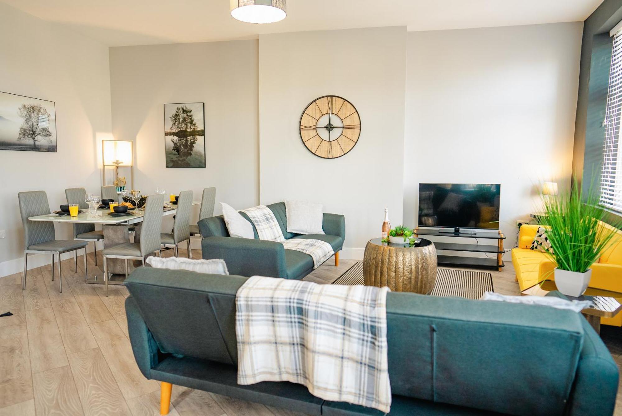 Spacious & Modern 3-bed & High Ceiling Apartment