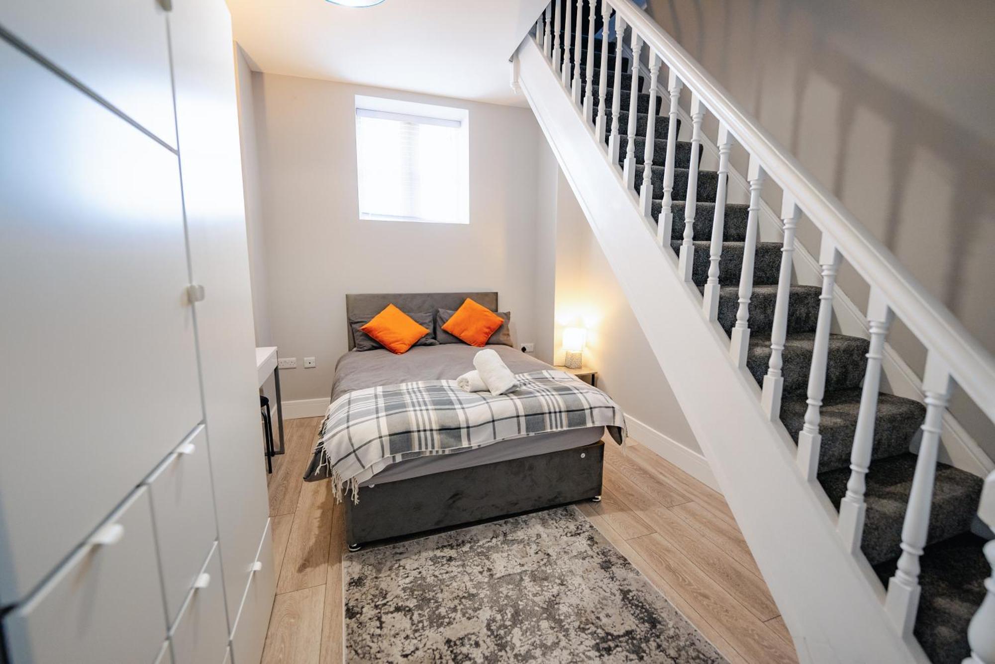 Spacious & Modern 3-bed & High Ceiling Apartment *